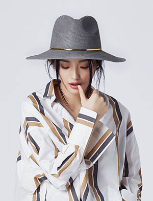 Look at my blingbling hat from head to toe. Is there a season more coquettish than spring and summer?